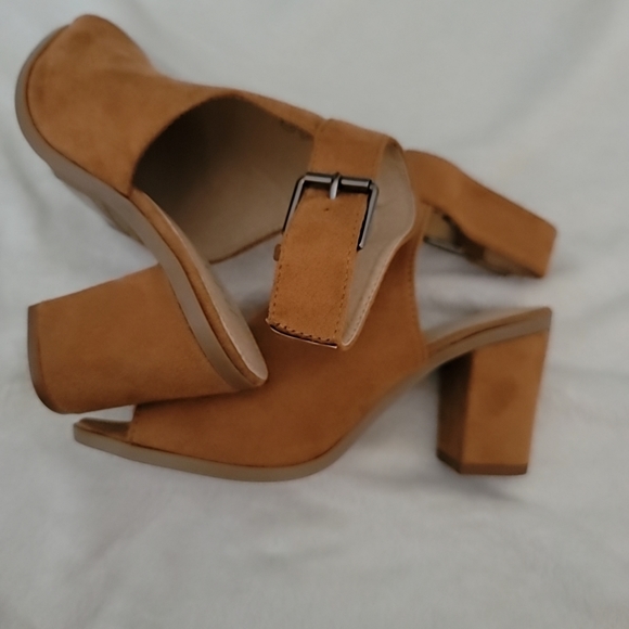 Last pairs TAN SUE heels PRICE IS FIRM - Picture 4 of 4